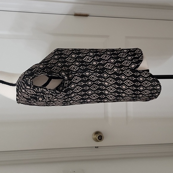 Pink Rose SIze S Black with Tan Pattern Short Cuffed Sleeve Blouse Exc Used Cond - Picture 5 of 11